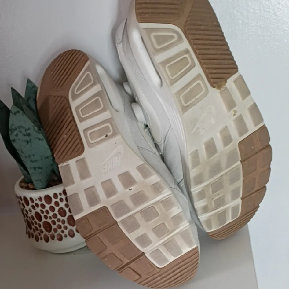 the Nike Air Max SC sneaker Women's White and Gray Sneakers size 8.5